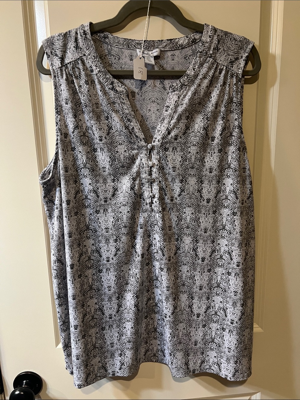 💲2💲 BUNDLE 5 or more Carolina Belle Sleeveless tunic - Gray & Black C081